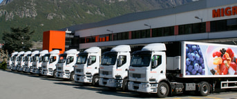 Lastwagen vor Hauptgebäude Migros Wallis Des camions devant le bâtiment principal